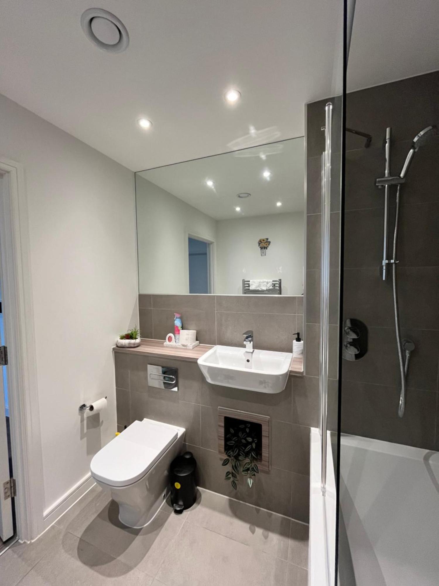 One Bedroom Apartment Баркинг Экстерьер фото